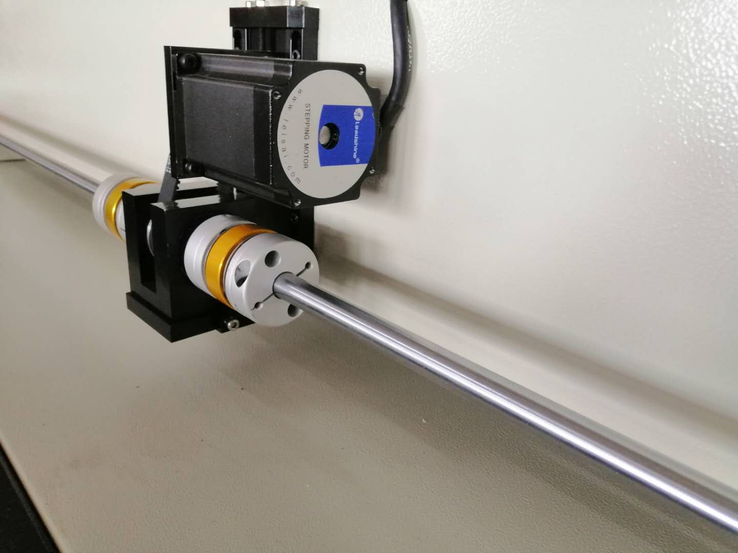 伺服與步進(jìn)之間哪種電機(jī)適合激光切割機(jī)？
