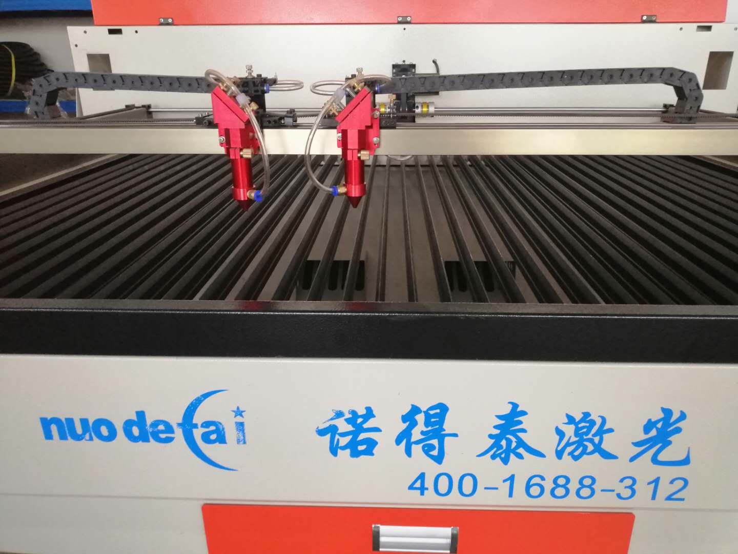 在包裝印刷行業(yè)為什么自動抓拍激光切割機(jī)比較流行？