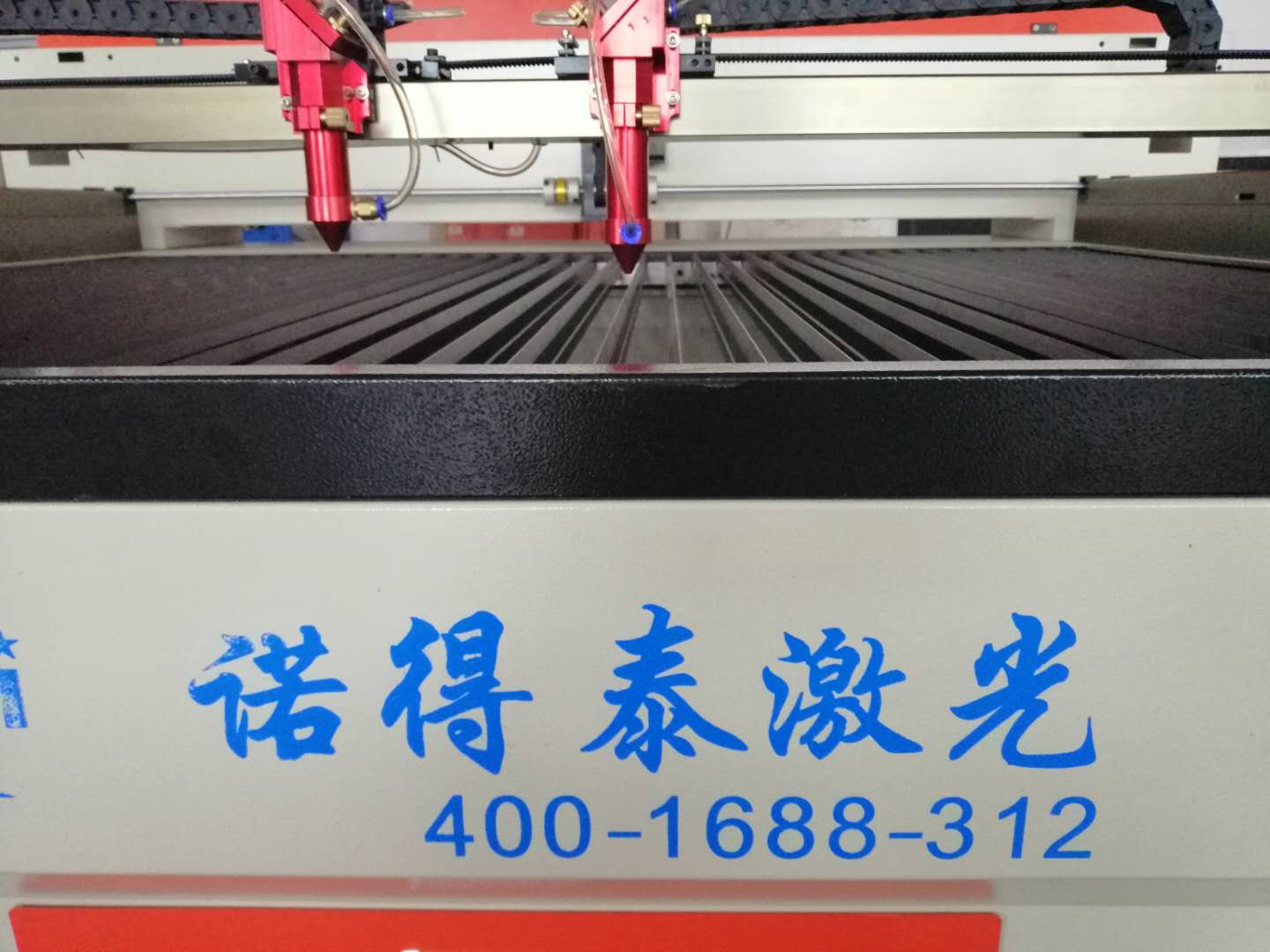 皮革還是應(yīng)用這款集切割雕刻為一體激光機(jī)加工！