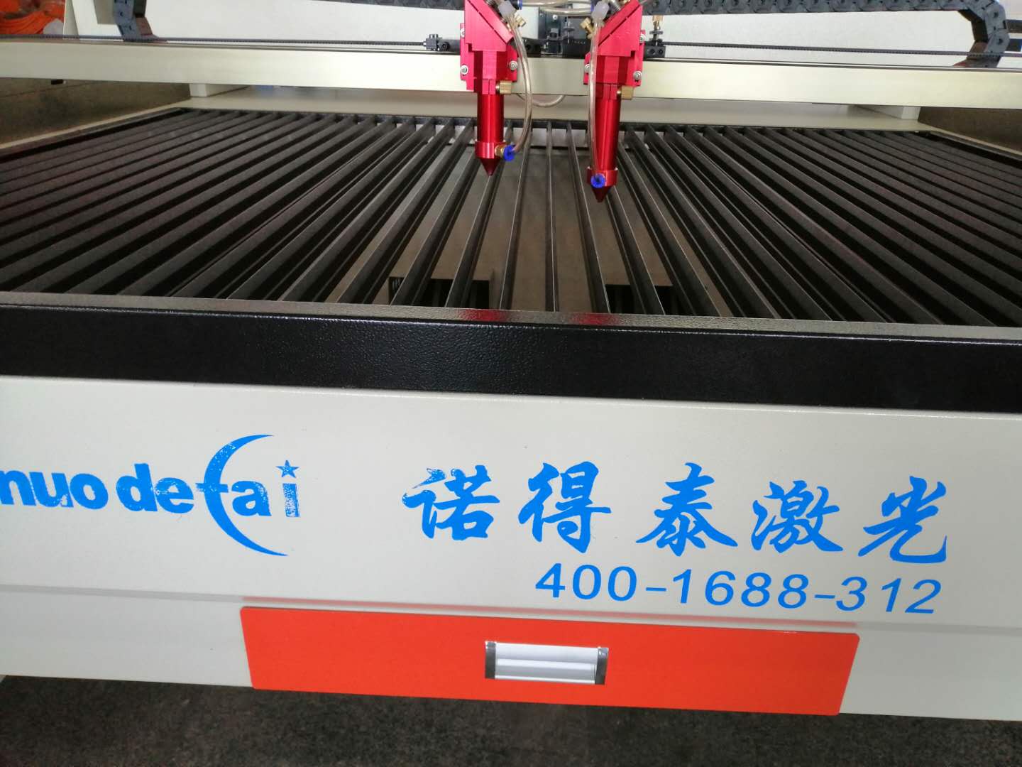 沙發(fā)座套行業(yè)用激光切割機鏤空選擇哪一種機型比較適合？