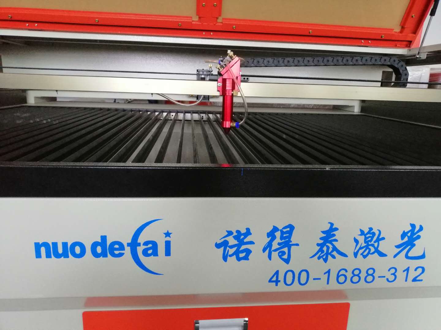 布料激光切割機(jī)該如何選擇，廠家為你提供售前指導(dǎo)