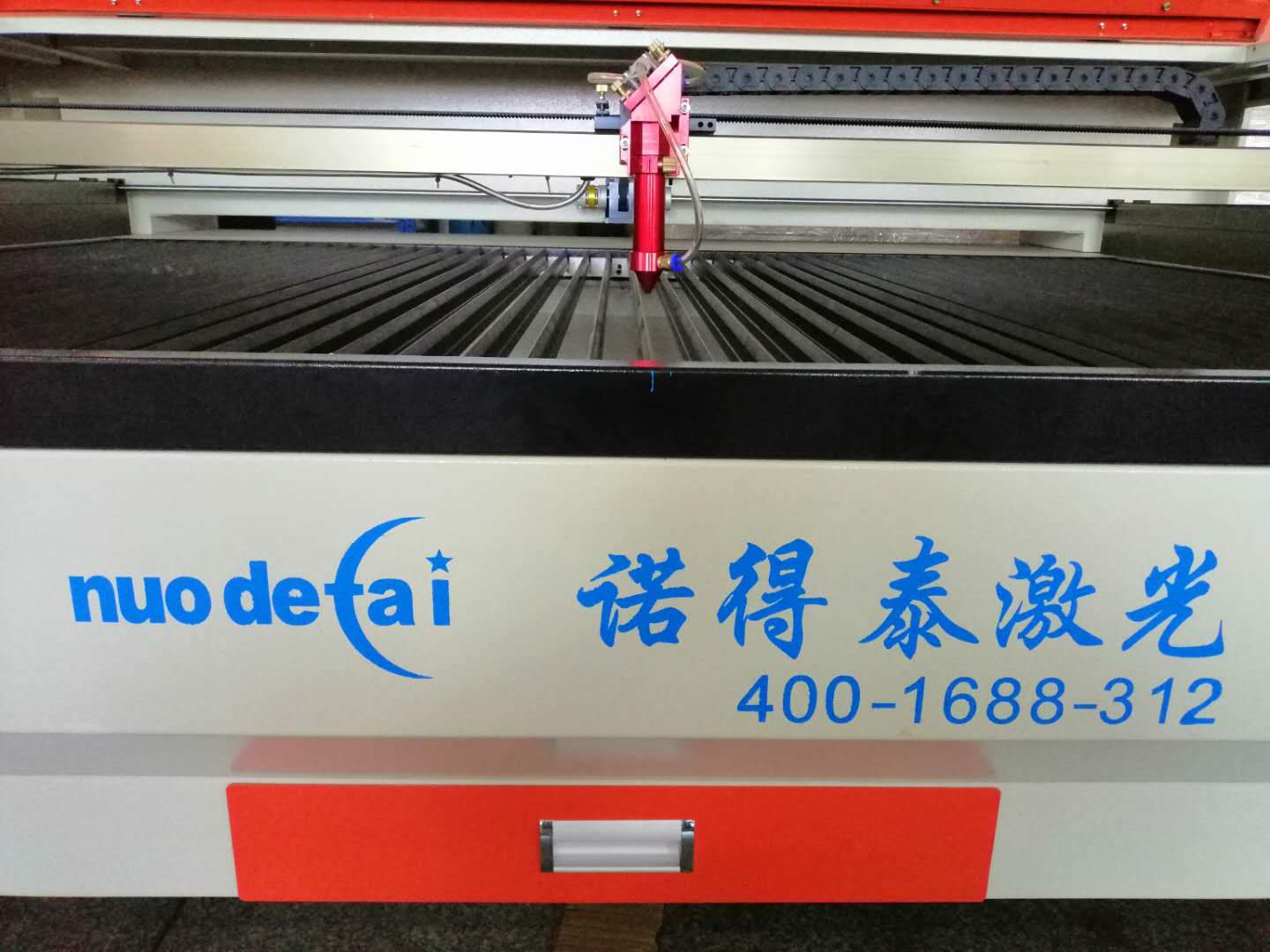 亞克力與布料兩種材料應(yīng)用于激光切割機(jī)有什么區(qū)別？
