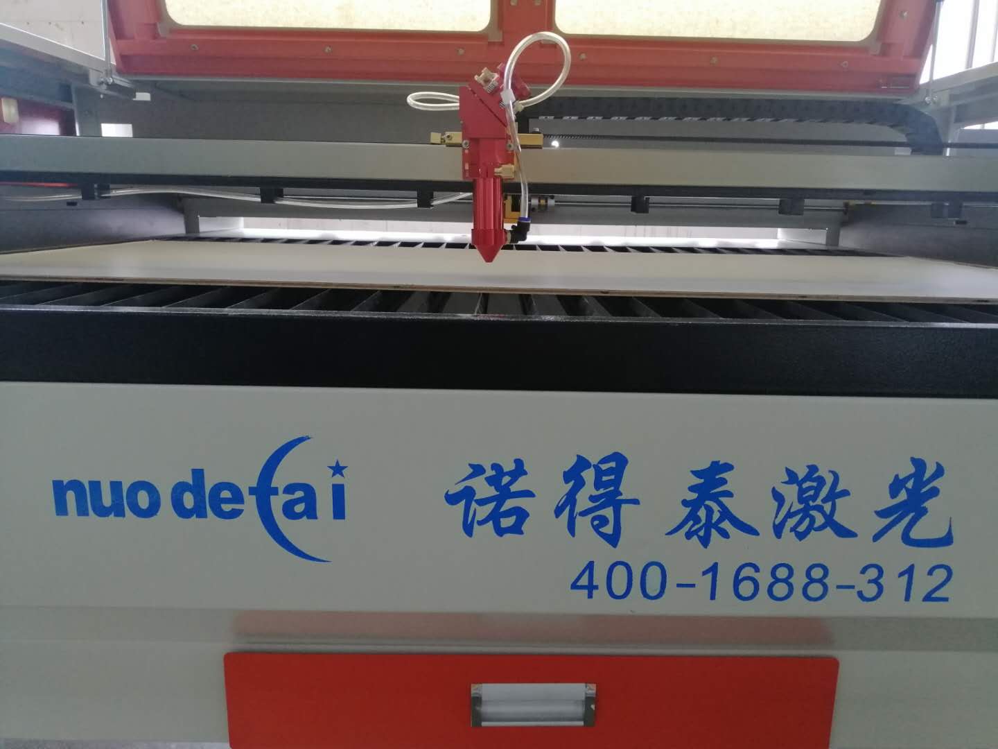 隨著行業(yè)發(fā)展需求，現(xiàn)在做小型非金屬材料激光切割機廠家也少了