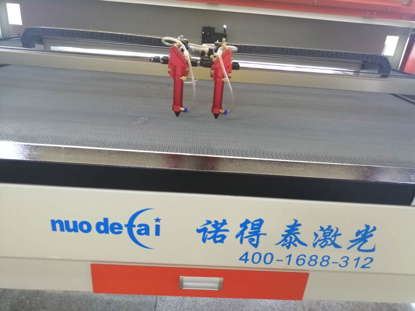 布料裁剪為什么使用激光切割機容易產(chǎn)生鋸齒呢？