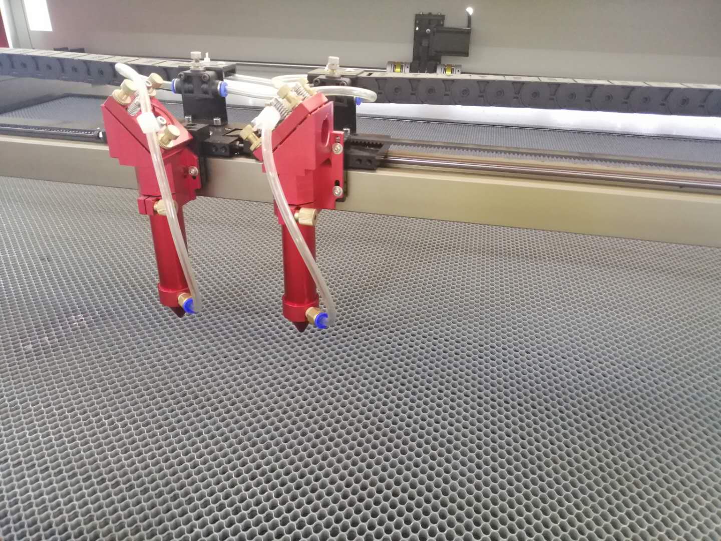 雙頭互移布料激光切割機鏤空適合應用于哪些行業(yè)？