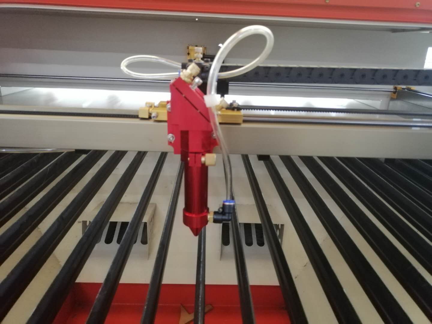為什么小型非金屬材料激光切割機(jī)這么多年價格沒有下降