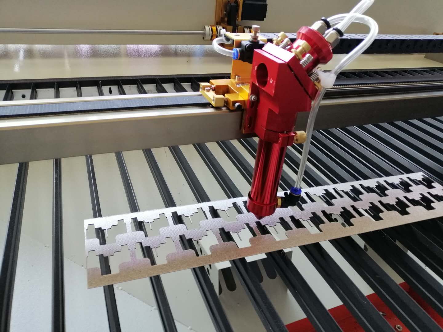 沖孔可以使用激光切割機來加工嗎？