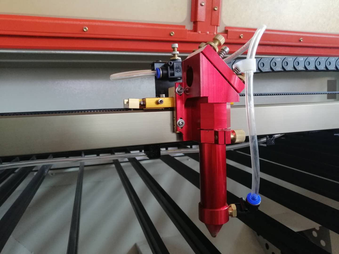 服裝玩具鏤空使用激光切割機(jī)加工起來靈活性強(qiáng)！